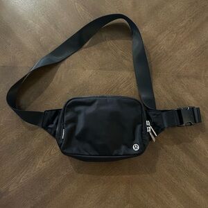Lululemon black 2L belt bag